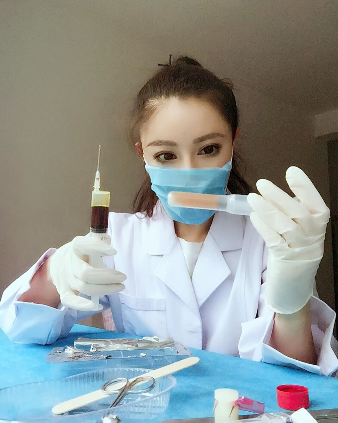 Nữ bác sĩ mặt thiên thần, body cơ bắp của Trung Quốc thông báo tin cực vui về virus corona, đã trở lại tập luyện sau thời gian tối mặt vì đại dịch - Ảnh 1.