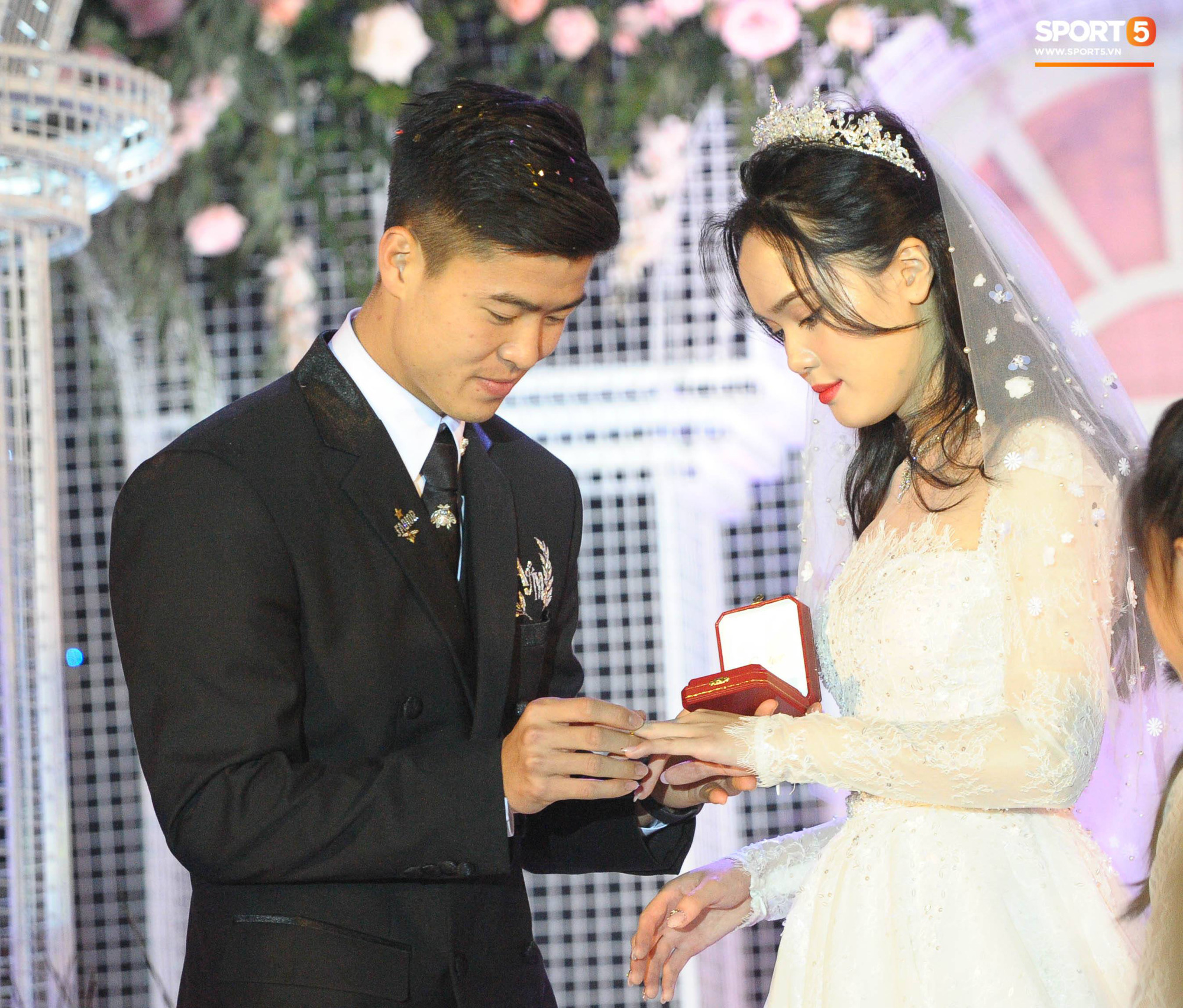 Lễ cưới Duy Mạnh - Quỳnh Anh: Cô dâu và chú rể hạnh phúc trao nhẫn cho nhau  trong tiếng reo hò của quan khách