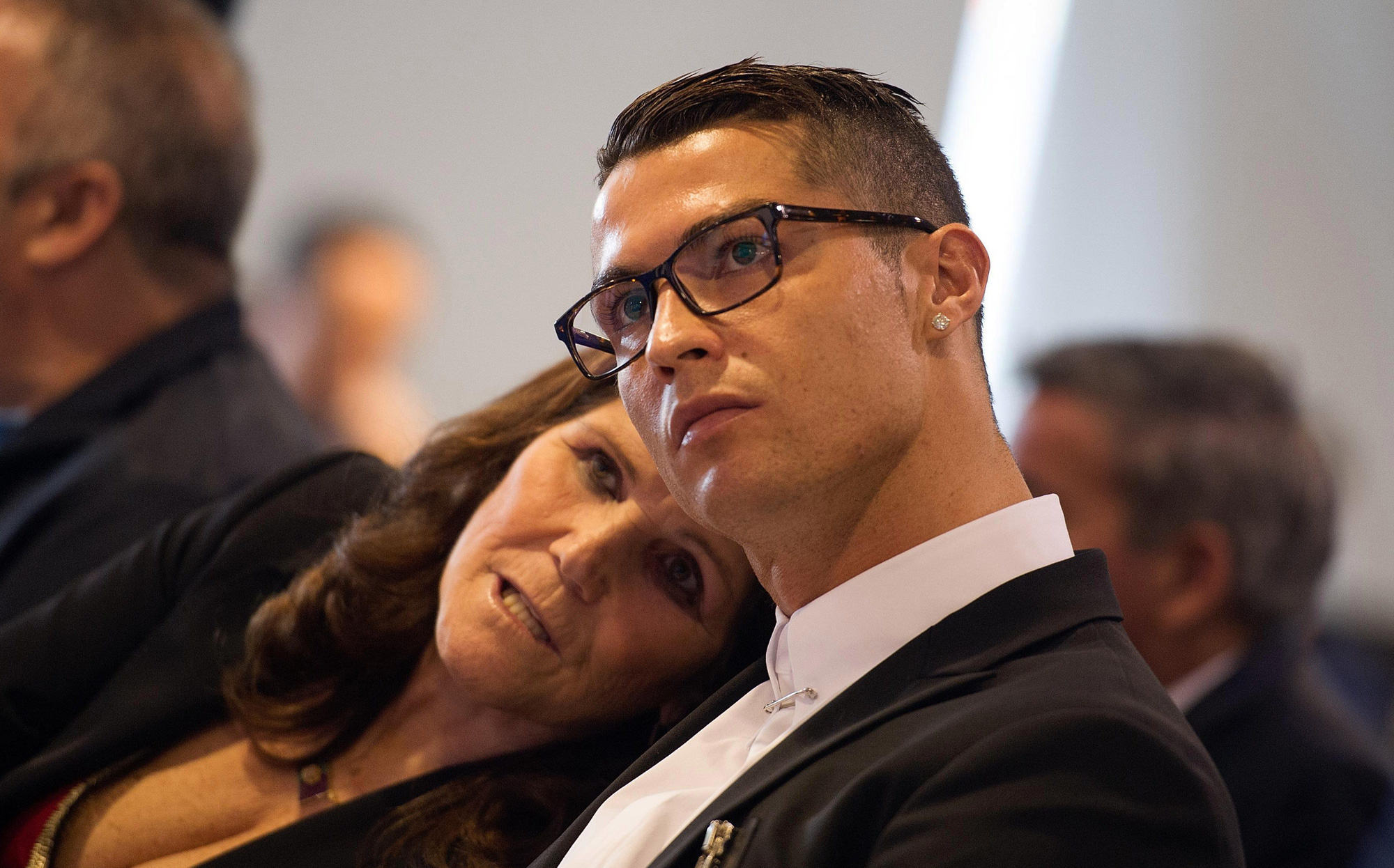 Hiếu thảo như Ronaldo: Bận rộn chuẩn bị phục thù nhưng vẫn đáp chuyên cơ về Bồ Đào Nha thăm mẹ - Ảnh 1.