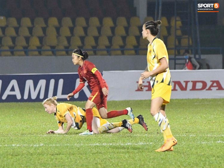 Hiệp một trận tuyển nữ Việt Nam đấu Australia phải bù giờ 16 phút vì lý do không mong muốn - Ảnh 4.