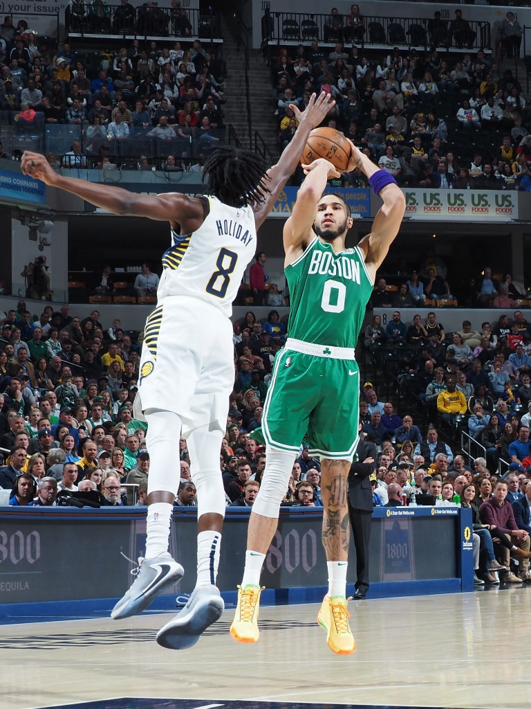 Cân bằng kỷ lục của huyền thoại Larry Bird, Jayson Tatum giúp Boston Celtics ghi danh vào Playoff - Ảnh 3.