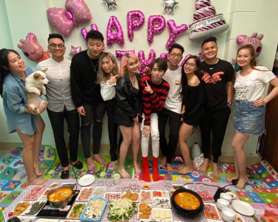 Nhật Lê hạnh phúc dựa vào Quang Hải khi chụp ảnh trong tiệc sinh nhật bạn  thân
