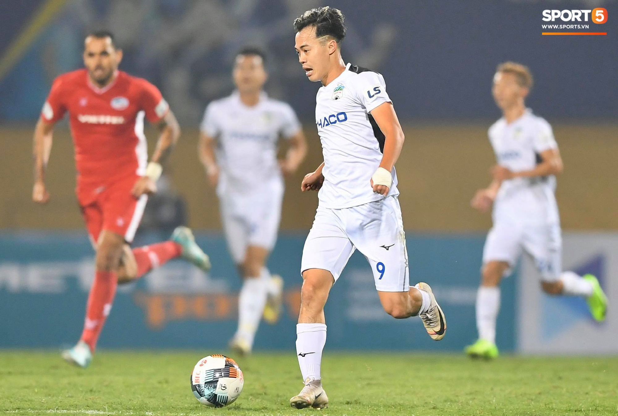 Văn Toàn nén đau, gượng cười nói chuyện với trợ lý Lee Young-jin sau trận hòa nhọc nhằn với Viettel FC - Ảnh 12.