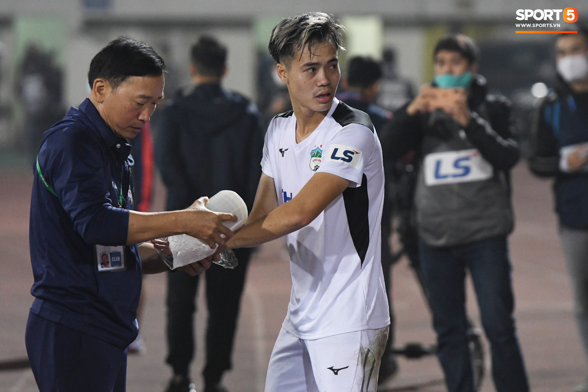 Văn Toàn nén đau, gượng cười nói chuyện với trợ lý Lee Young-jin sau trận hòa nhọc nhằn với Viettel FC - Ảnh 3.