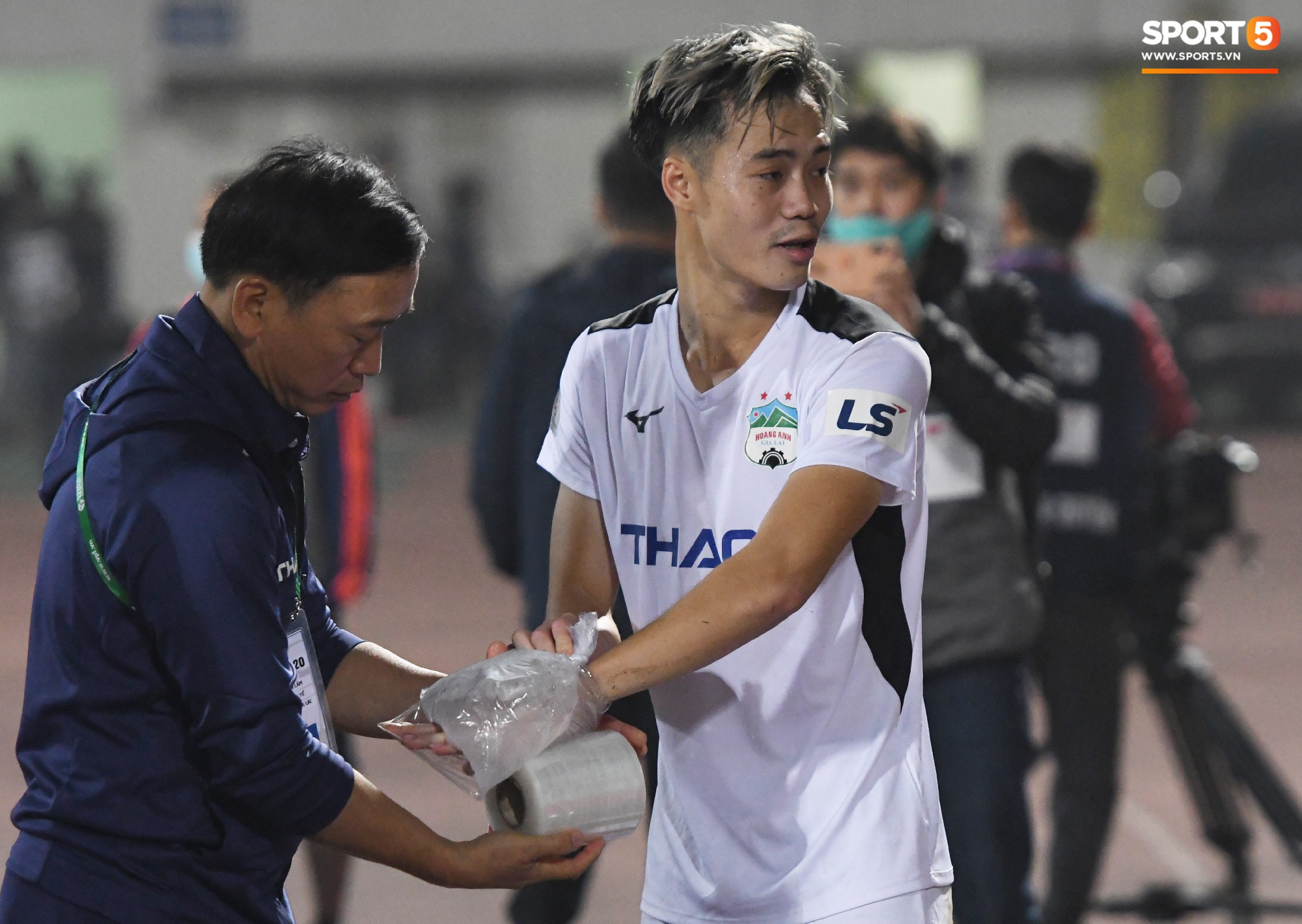 Văn Toàn nén đau, gượng cười nói chuyện với trợ lý Lee Young-jin sau trận hòa nhọc nhằn với Viettel FC - Ảnh 6.