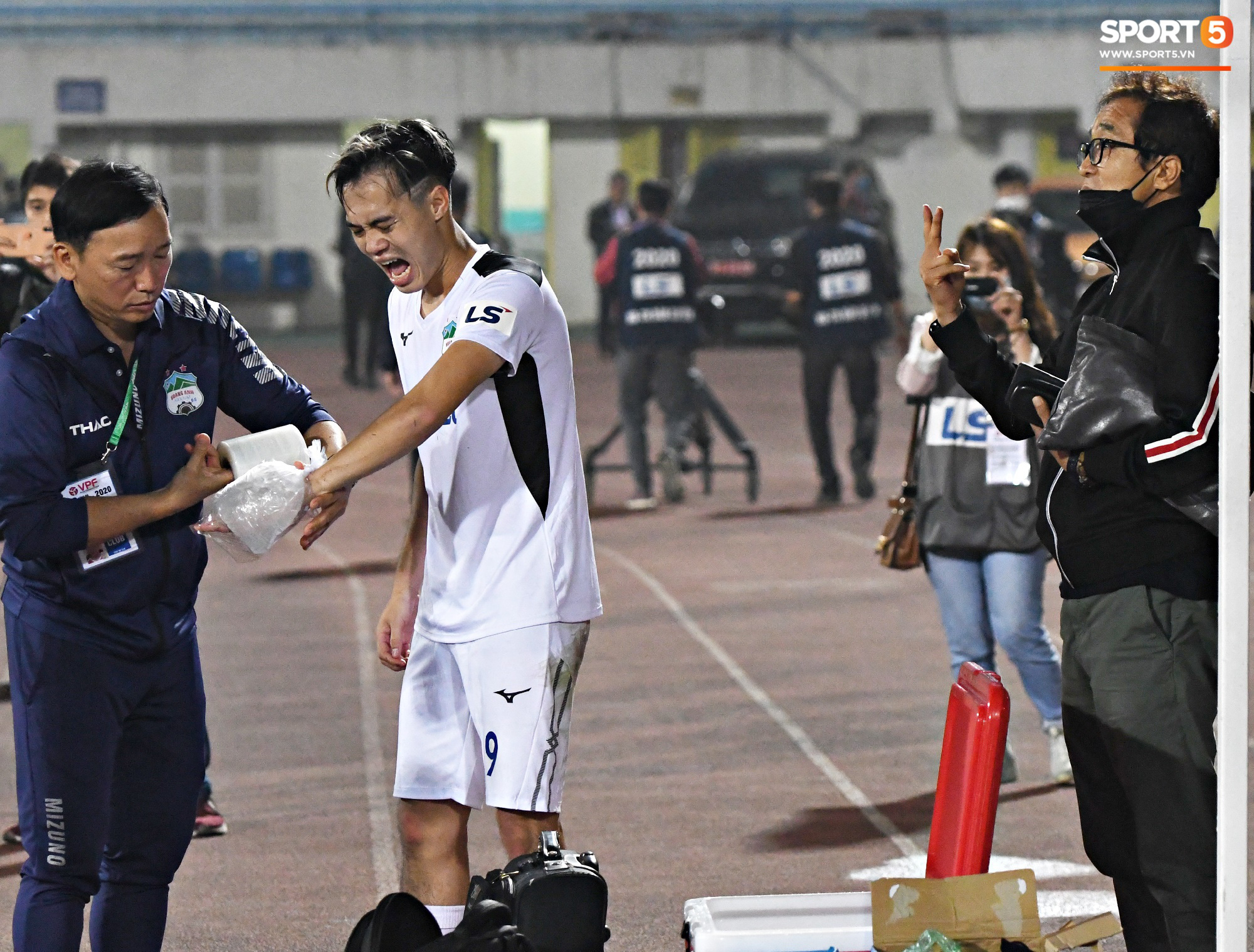Văn Toàn nén đau, gượng cười nói chuyện với trợ lý Lee Young-jin sau trận hòa nhọc nhằn với Viettel FC - Ảnh 4.