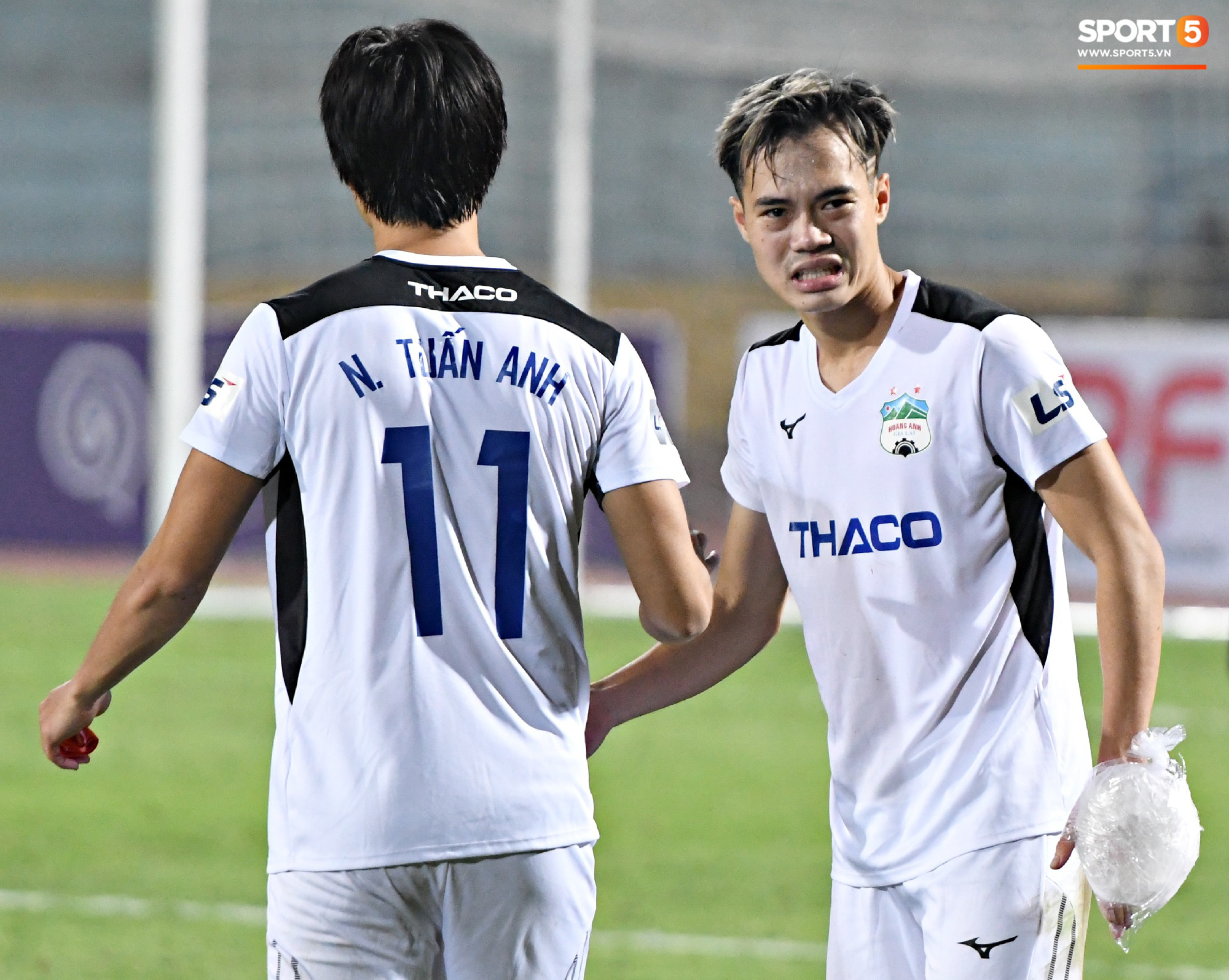 Văn Toàn nén đau, gượng cười nói chuyện với trợ lý Lee Young-jin sau trận hòa nhọc nhằn với Viettel FC - Ảnh 8.