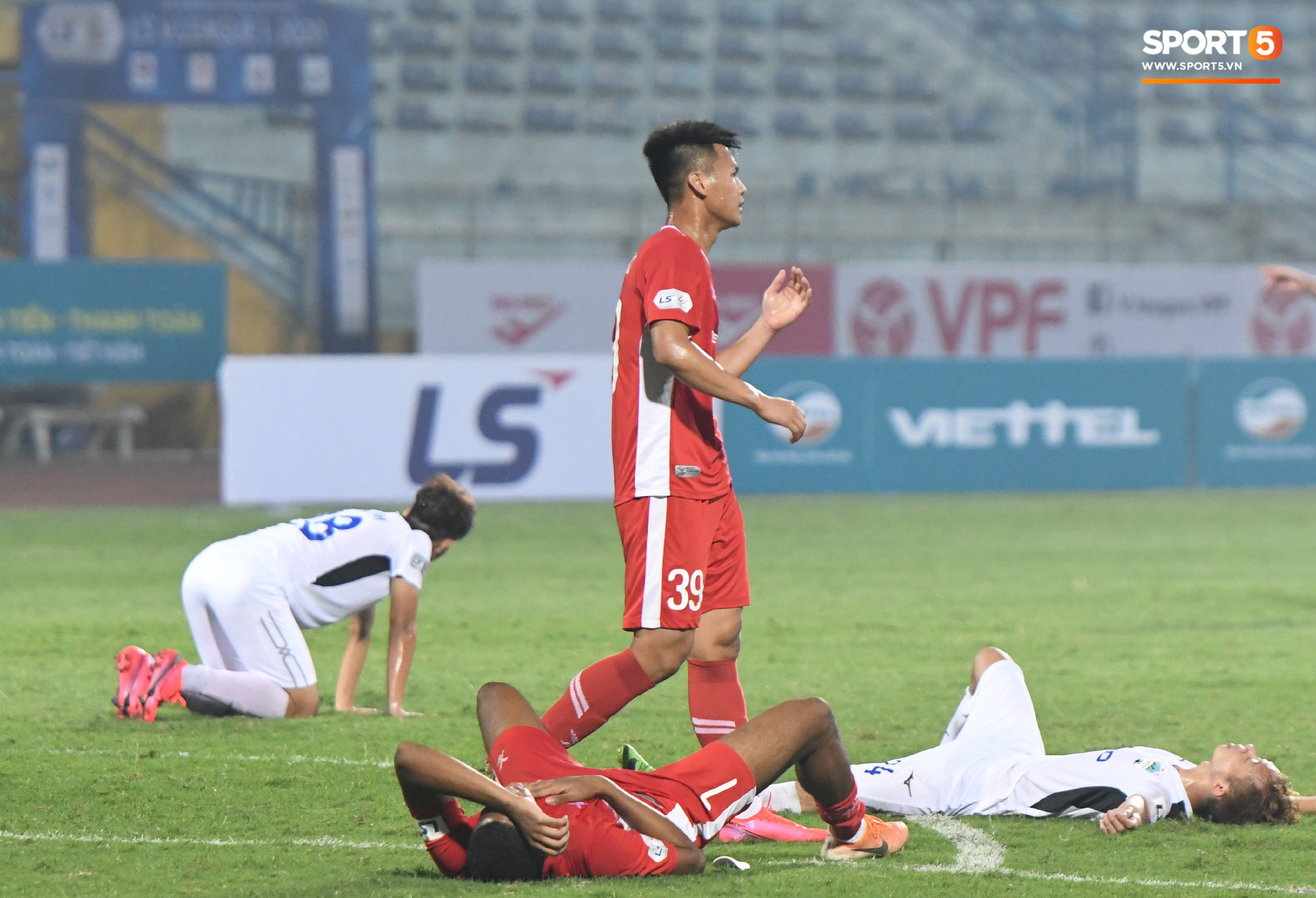 Cựu tuyển thủ U20 hồi sinh thần kỳ 2 năm sau chấn thương kinh hoàng nhất nhì bóng đá Việt, ghi điểm mạnh với trợ lý Lee Young-jin   - Ảnh 8.