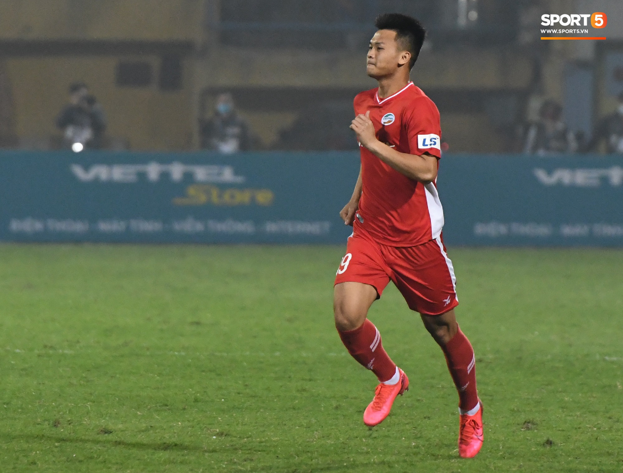 Cựu tuyển thủ U20 hồi sinh thần kỳ 2 năm sau chấn thương kinh hoàng nhất nhì bóng đá Việt, ghi điểm mạnh với trợ lý Lee Young-jin   - Ảnh 2.