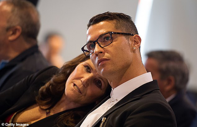 Sốc: Mẹ Ronaldo phải nhập viện khẩn cấp sau cơn đột quỵ - Ảnh 1.