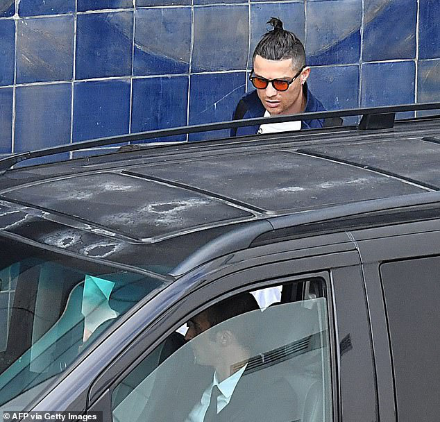 Ronaldo cùng bạn gái vội vã trở về khi nghe tin mẹ đột quỵ, đưa ra cập nhật mới nhất khiến dân tình an lòng - Ảnh 3.