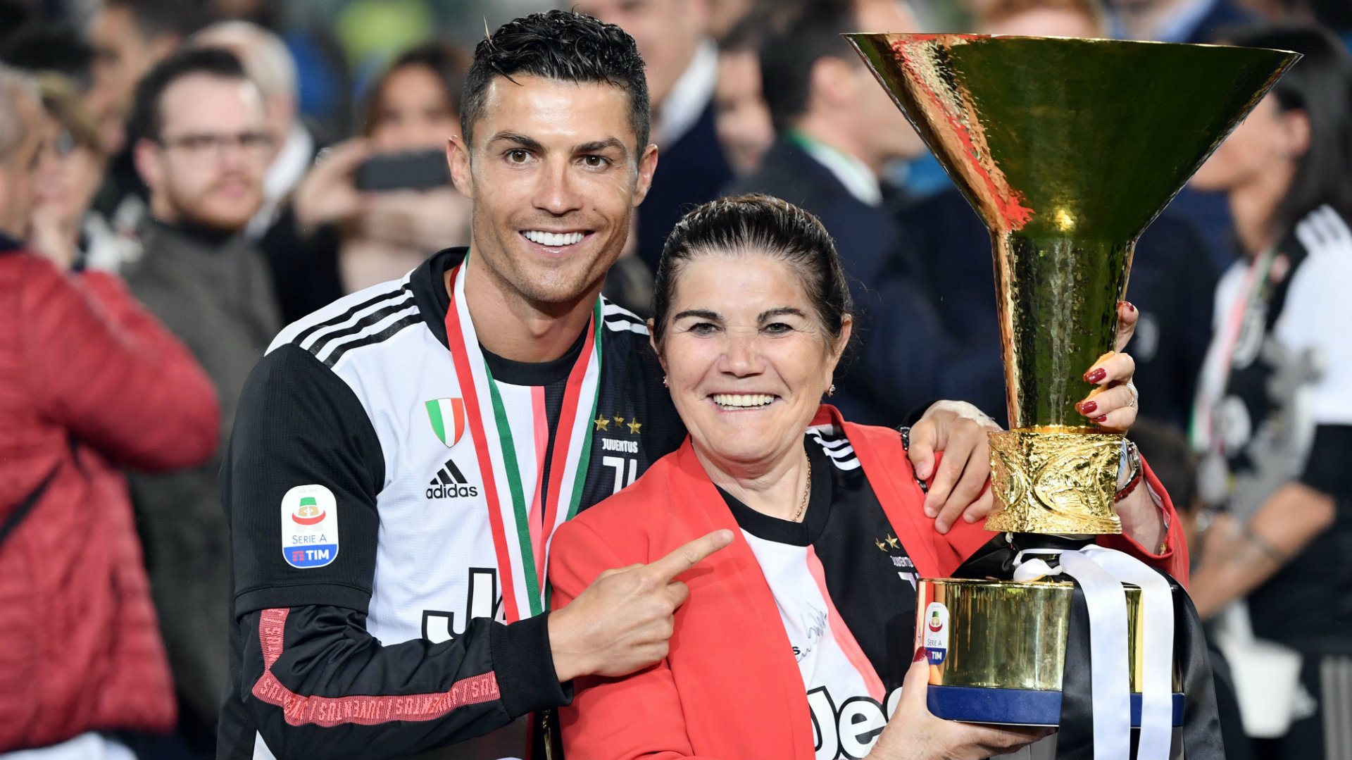 Ronaldo cùng bạn gái vội vã trở về khi nghe tin mẹ đột quỵ, đưa ra cập nhật mới nhất khiến dân tình an lòng - Ảnh 4.