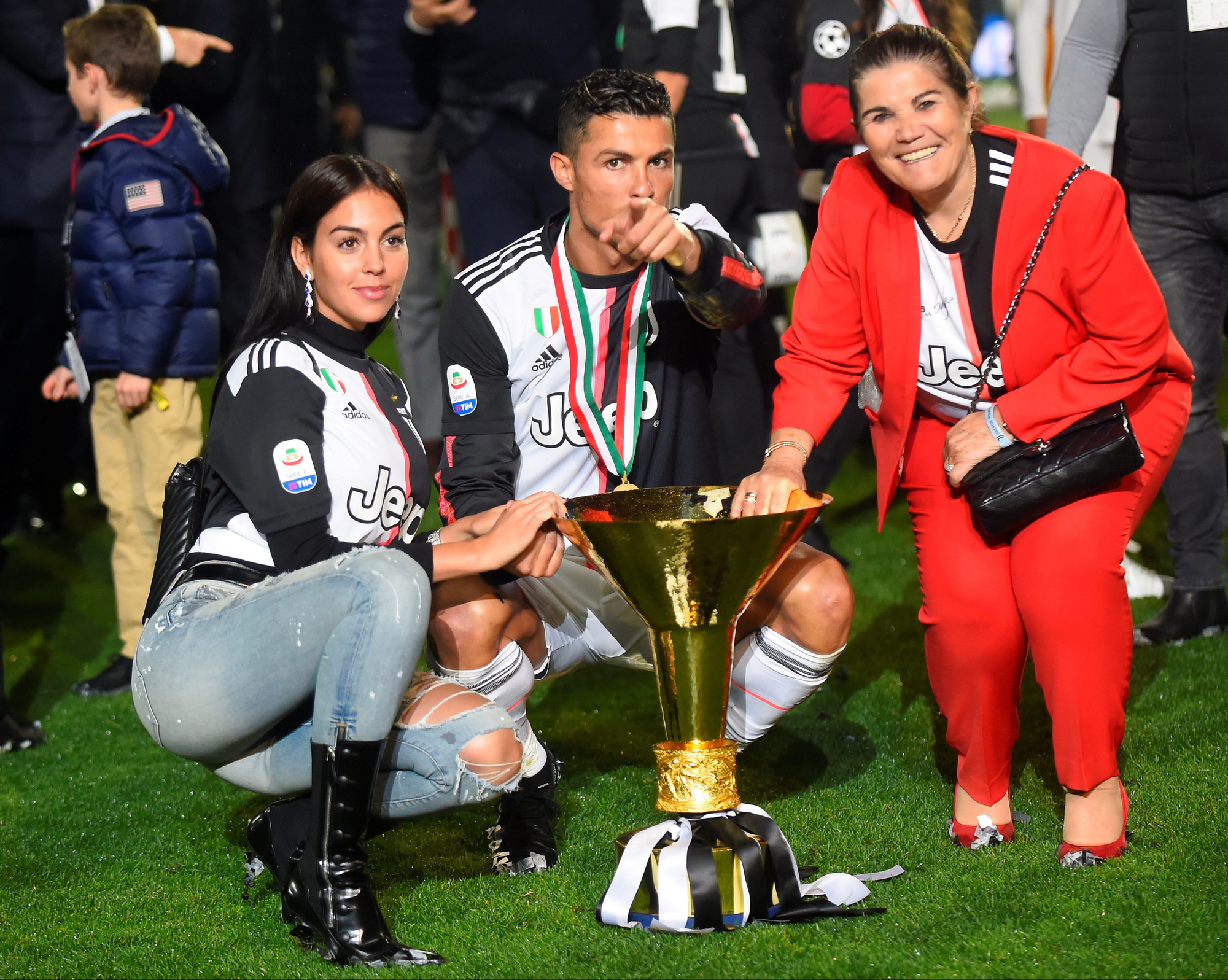 Ronaldo cùng bạn gái vội vã trở về khi nghe tin mẹ đột quỵ, đưa ra cập nhật mới nhất khiến dân tình an lòng - Ảnh 5.