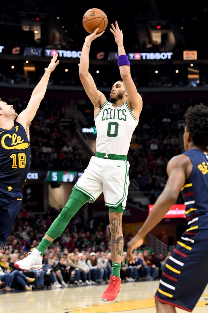 Bị lên gối thẳng vào hạ bộ, cầu thủ Boston Celtics đau đớn rời sân - Ảnh 3.