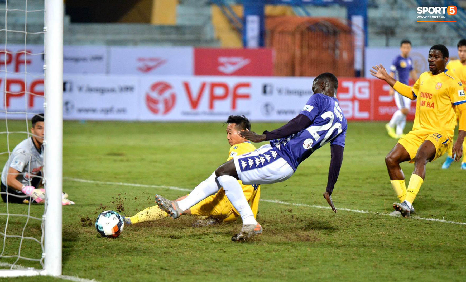 Cầu thủ Hà Nội FC có hành động đẹp tri ân Duy Mạnh trong ngày đánh bại Nam Định FC - Ảnh 3.