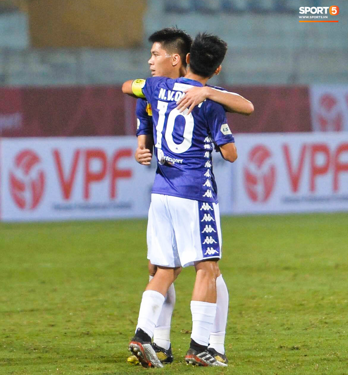 Cầu thủ Hà Nội FC có hành động đẹp tri ân Duy Mạnh trong ngày đánh bại Nam Định FC - Ảnh 5.