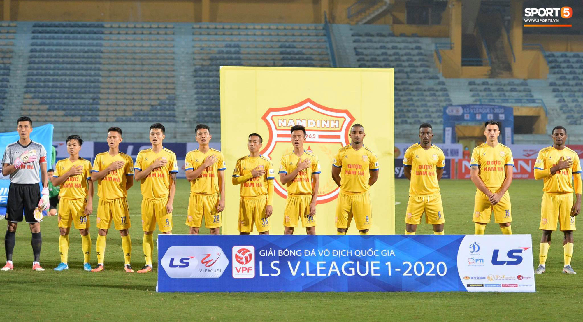Cầu thủ Hà Nội FC có hành động đẹp tri ân Duy Mạnh trong ngày đánh bại Nam Định FC - Ảnh 2.