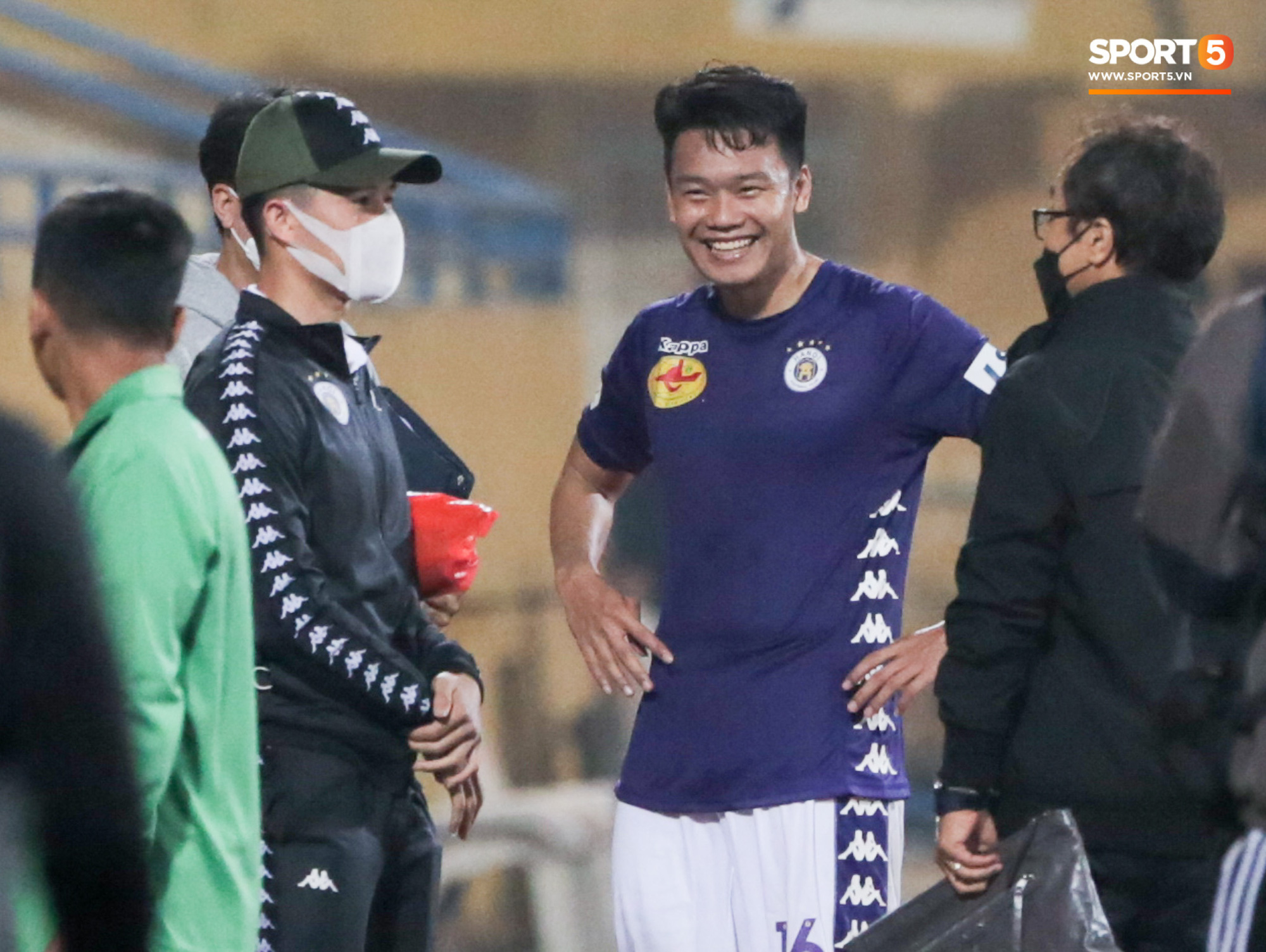 Đình Trọng, Thành Chung cười tít mắt khi gặp lại 2 trợ lý HLV Hàn Quốc vừa hết hạn cách ly vì Covid-19 - Ảnh 2.