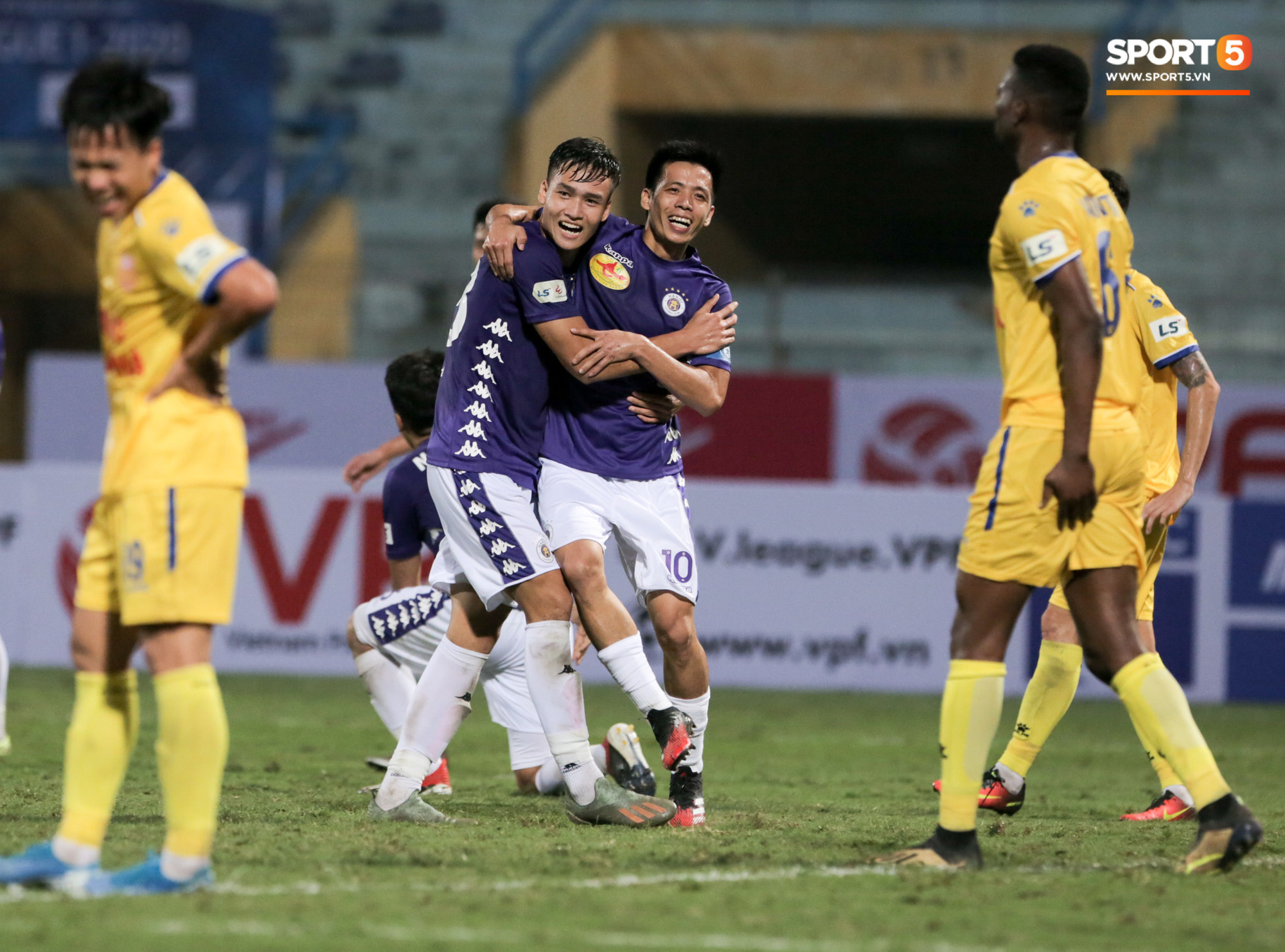 Duy Mạnh và Đình Trọng cùng nhau sang Singapore khám chấn thương ngay sau trận đấu đầu tiên của Hà Nội FC tại V.League - Ảnh 2.