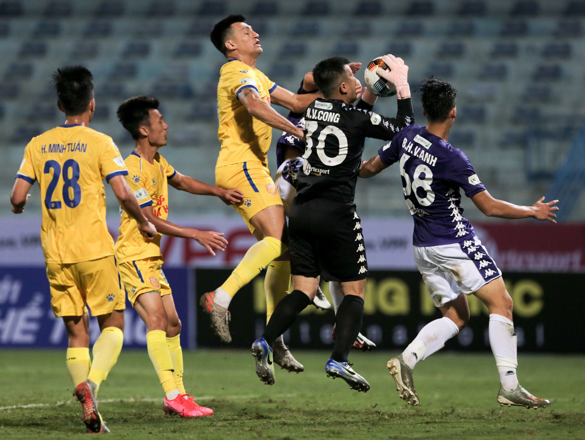 Cầu thủ Hà Nội FC có hành động đẹp tri ân Duy Mạnh trong ngày đánh bại Nam Định FC - Ảnh 9.