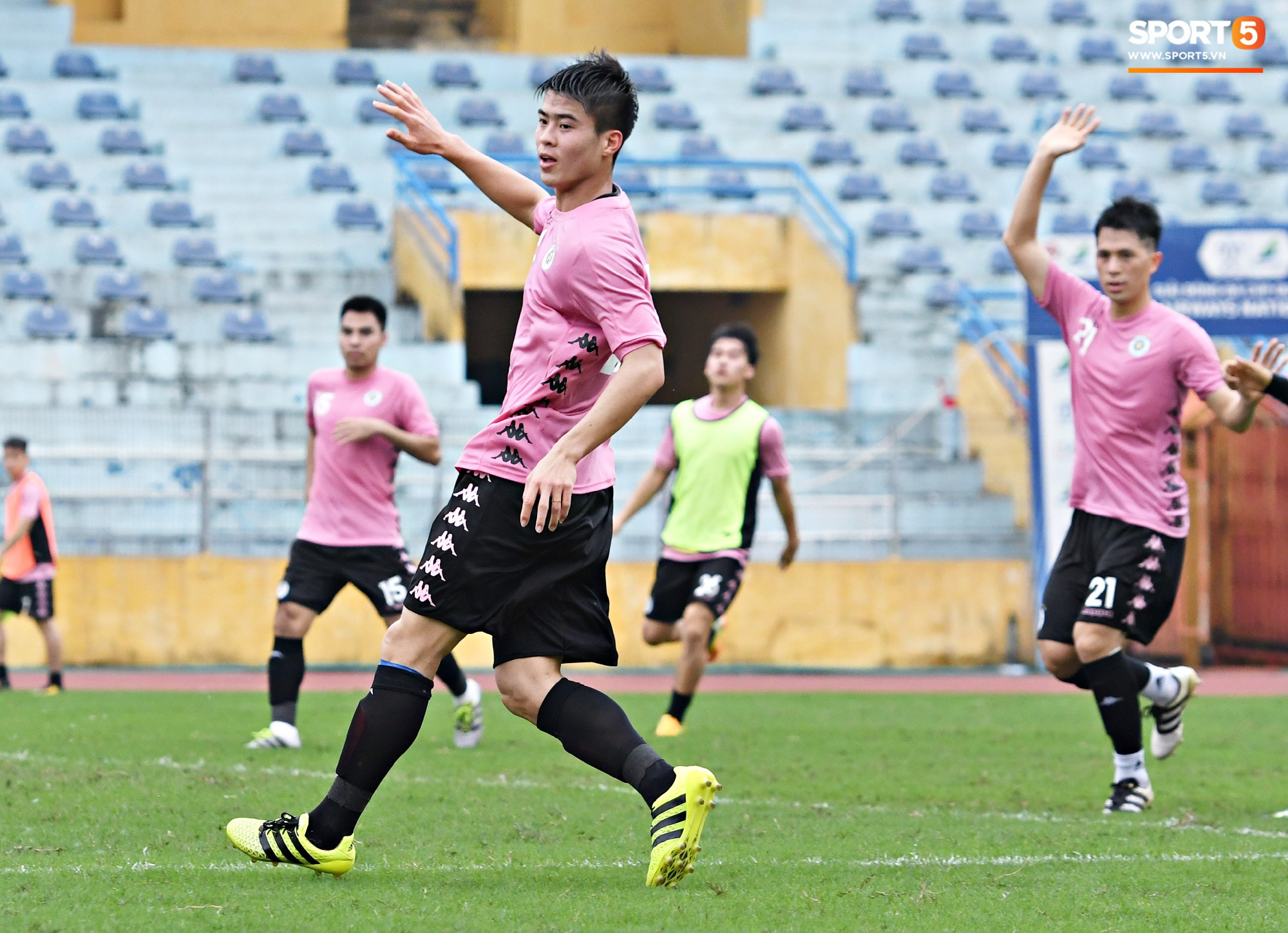 Duy Mạnh và Đình Trọng cùng nhau sang Singapore khám chấn thương ngay sau trận đấu đầu tiên của Hà Nội FC tại V.League - Ảnh 1.