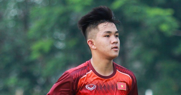 Nguyễn Thanh Khôi và kiểu tóc của Quang Hải đã trở thành chủ đề hot nhất trên mạng xã hội. Hãy cùng nhau chiêm ngưỡng những hình ảnh đặc biệt về hai cầu thủ hàng đầu tại Việt Nam và trò chuyện về phong cách của họ.