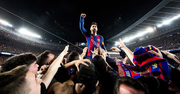 Chắc chắn không ai có thể phủ nhận sự nổi tiếng của Lionel Messi. Và bức ảnh liên quan đến anh là một tác phẩm nghệ thuật thực sự. Nếu bạn yêu thích Messi, hãy xem bức ảnh này và cảm nhận sự vẻ vang của huyền thoại bóng đá này!