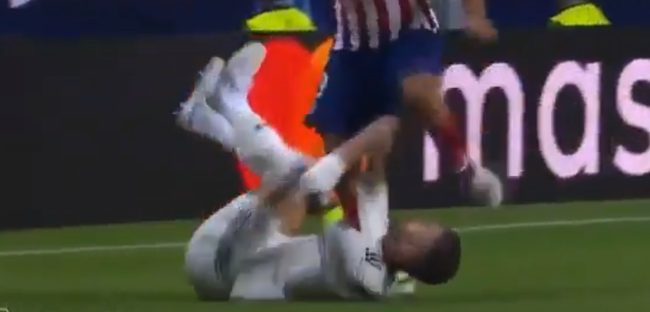 Sân cỏ biến thành sàn đấm bốc: Ramos thúc cùi chỏ, Costa trả đũa bằng một cú sút thẳng vào đầu Ramos - Ảnh 3.