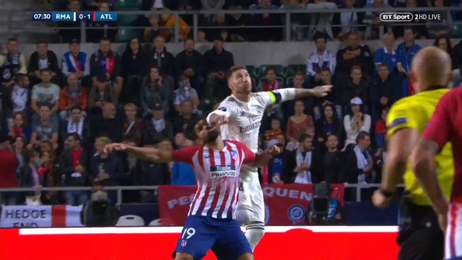 Sân cỏ biến thành sàn đấm bốc: Ramos thúc cùi chỏ, Costa trả đũa bằng một cú sút thẳng vào đầu Ramos - Ảnh 1.