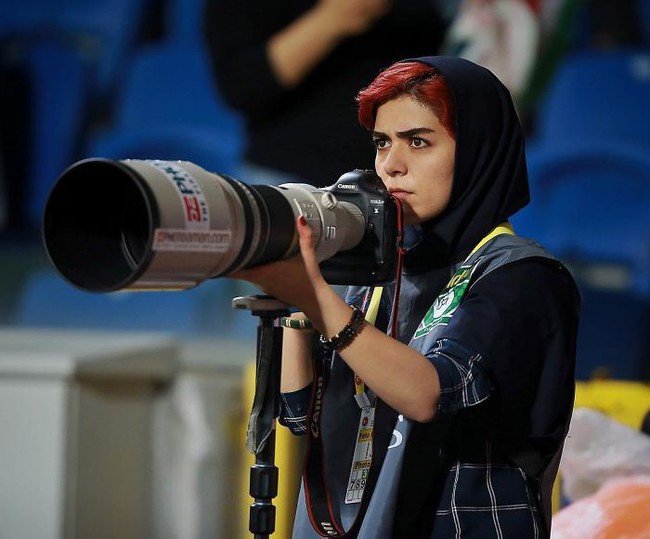 Bị cấm vào sân, nữ phóng viên ảnh Iran mang “súng ống hạng nặng lên mái nhà tác nghiệp - Ảnh 2.