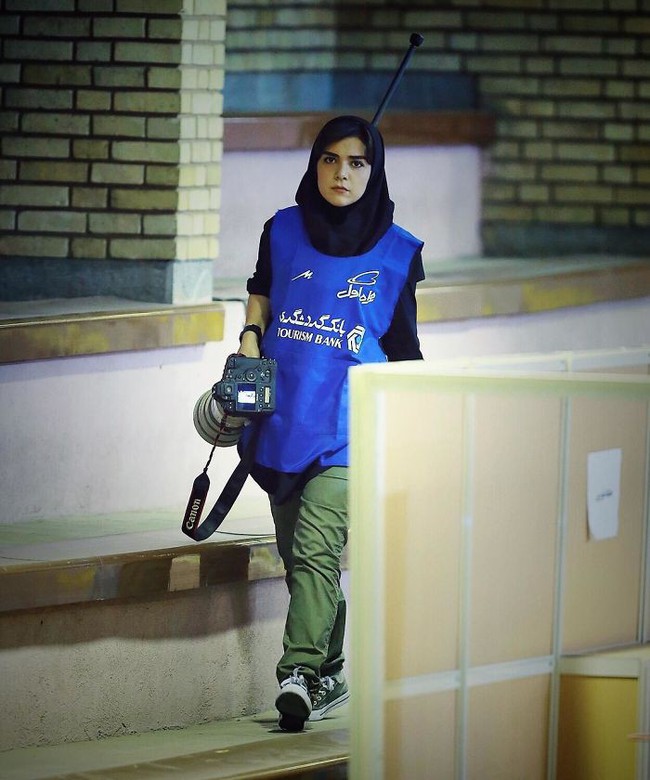 Bị cấm vào sân, nữ phóng viên ảnh Iran mang “súng ống hạng nặng lên mái nhà tác nghiệp - Ảnh 1.