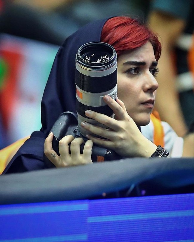 Bị cấm vào sân, nữ phóng viên ảnh Iran mang “súng ống hạng nặng lên mái nhà tác nghiệp - Ảnh 4.