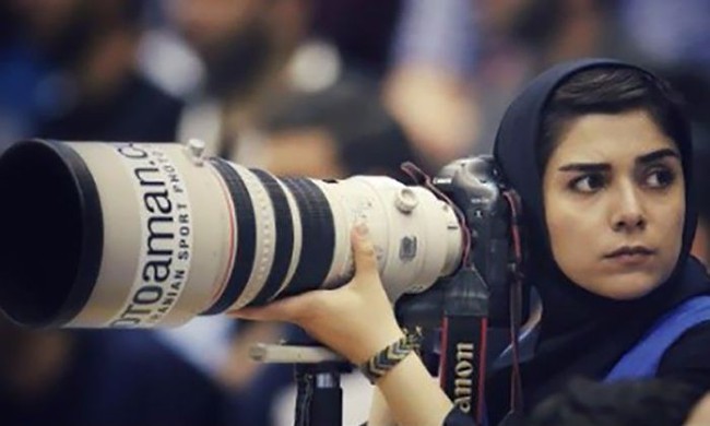 Bị cấm vào sân, nữ phóng viên ảnh Iran mang “súng ống hạng nặng lên mái nhà tác nghiệp - Ảnh 3.