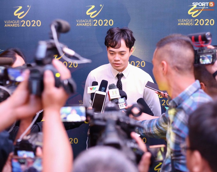 Quang Hải, Văn Toàn diện sơ mi trắng bảnh bao đến dự V.League Awards 2020 - Ảnh 2.