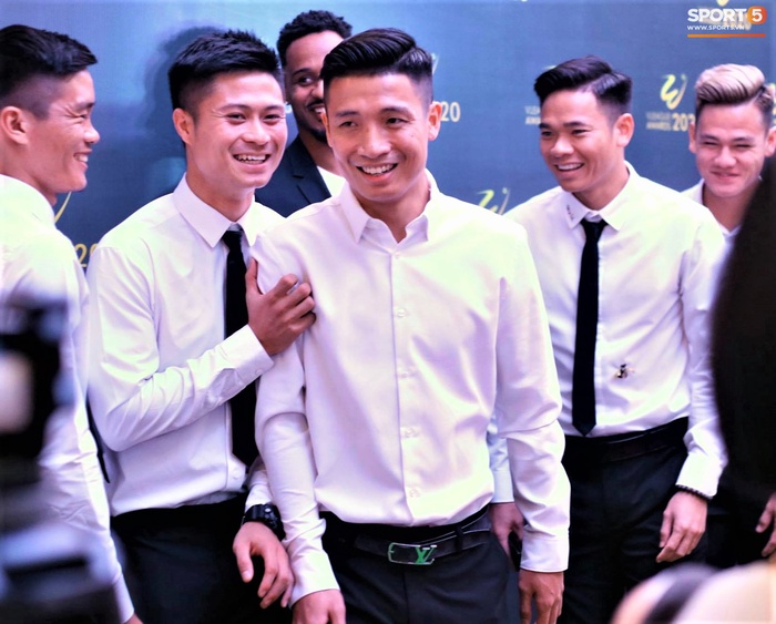 Quang Hải, Văn Toàn diện sơ mi trắng bảnh bao đến dự V.League Awards 2020 - Ảnh 5.