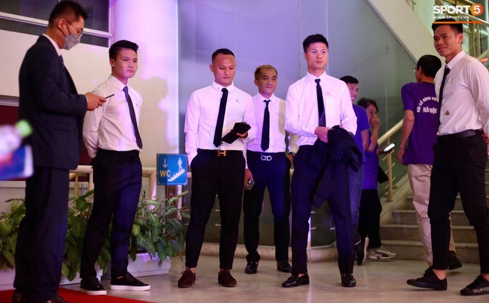 Quang Hải, Văn Toàn diện sơ mi trắng bảnh bao đến dự V.League Awards 2020 - Ảnh 7.