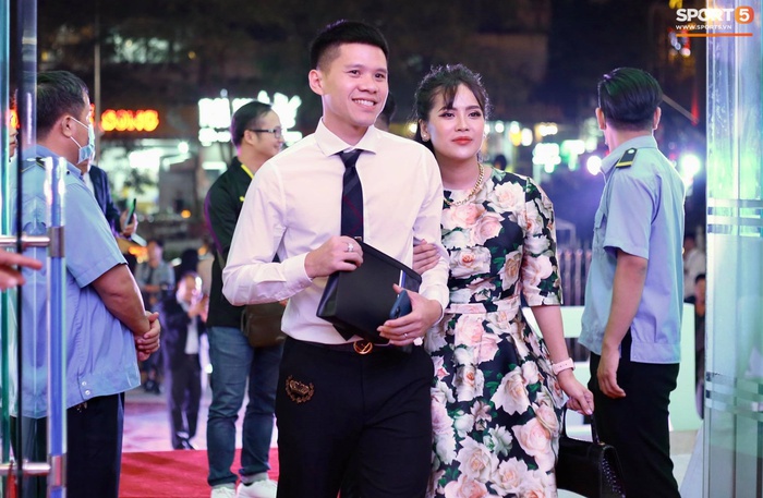 Quang Hải, Văn Toàn diện sơ mi trắng bảnh bao đến dự V.League Awards 2020 - Ảnh 8.