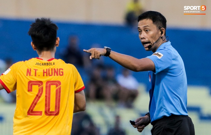 V.League 2021 hạn chế thuê trọng tài ngoại dù trọng tài Việt mắc nhiều sai lầm - Ảnh 2.