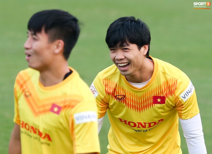 Tuyển thủ Việt Nam chơi vui hết cỡ, cười lăn trong buổi tập - Ảnh 2.