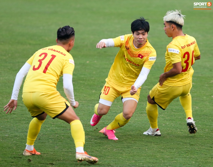 Tuyển thủ Việt Nam chơi vui hết cỡ, cười lăn trong buổi tập - Ảnh 1.