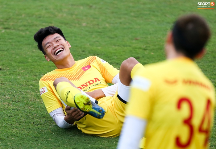 Tuyển thủ Việt Nam chơi vui hết cỡ, cười lăn trong buổi tập - Ảnh 4.