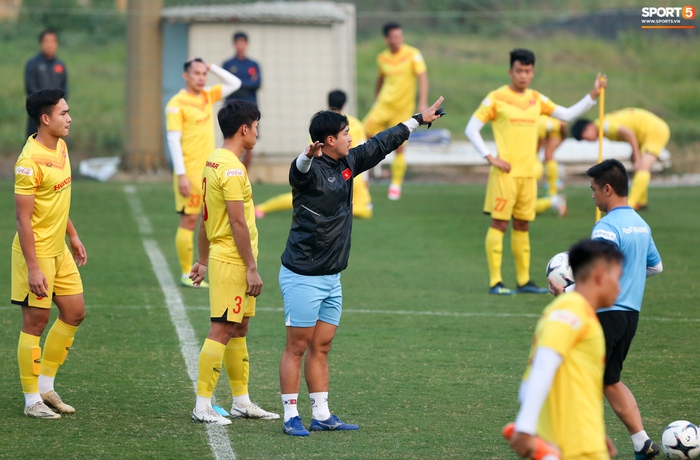 Hậu vệ Hà Nội FC bị thầy Park túm cổ vì lơ đễnh ở buổi tập của tuyển Việt Nam - Ảnh 1.