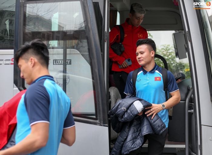 Tiền đạo tuyển Việt Nam tranh thủ mua quà quê trên đường đi thi đấu ở Quảng Ninh - Ảnh 6.