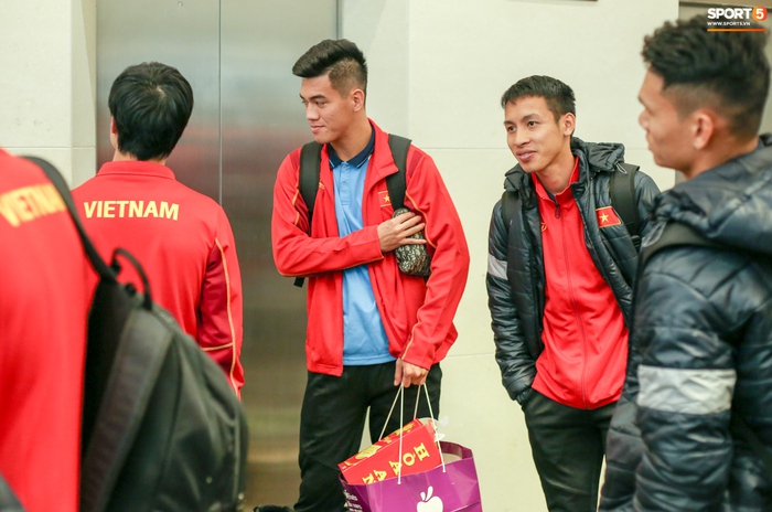Tiền đạo tuyển Việt Nam tranh thủ mua quà quê trên đường đi thi đấu ở Quảng Ninh - Ảnh 2.
