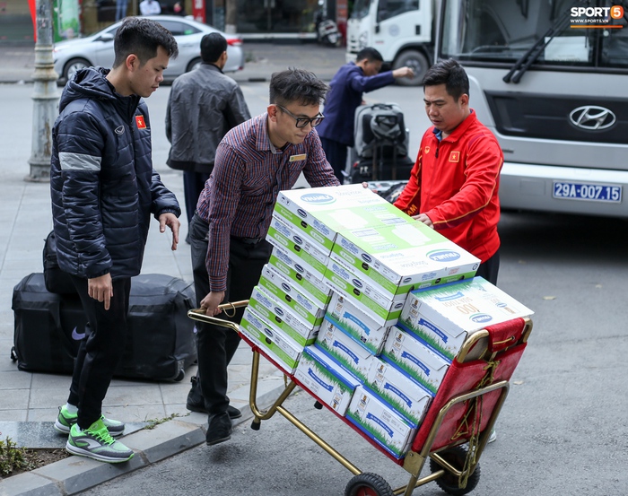 Tiền đạo tuyển Việt Nam tranh thủ mua quà quê trên đường đi thi đấu ở Quảng Ninh - Ảnh 4.