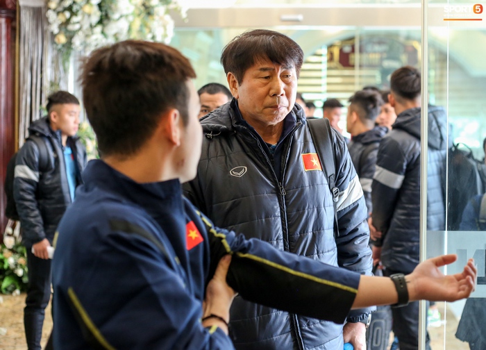 Tiền đạo tuyển Việt Nam tranh thủ mua quà quê trên đường đi thi đấu ở Quảng Ninh - Ảnh 5.
