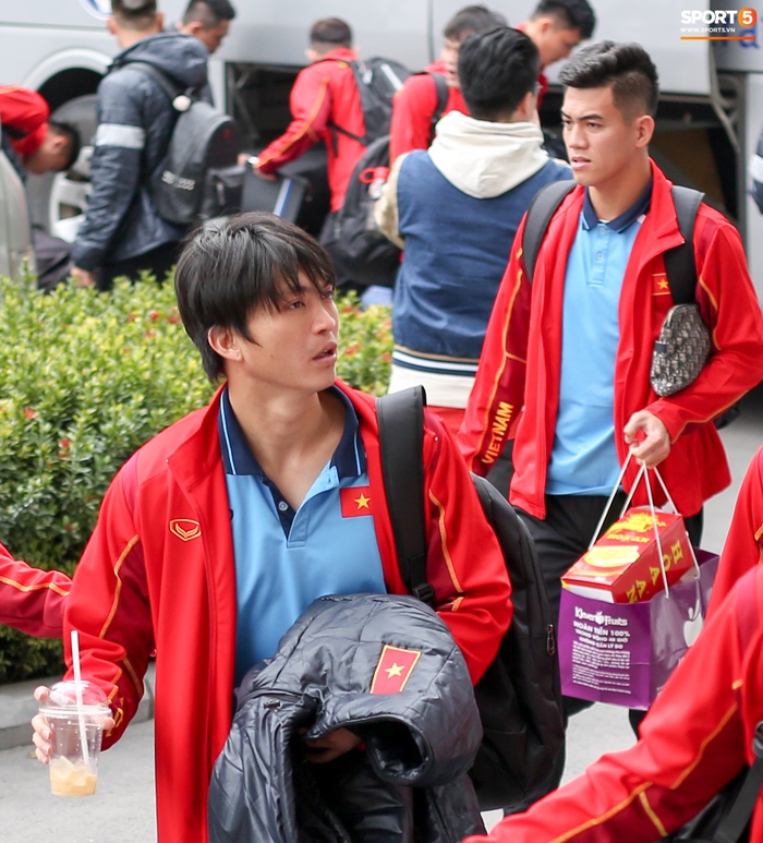 Tiền đạo tuyển Việt Nam tranh thủ mua quà quê trên đường đi thi đấu ở Quảng Ninh - Ảnh 3.