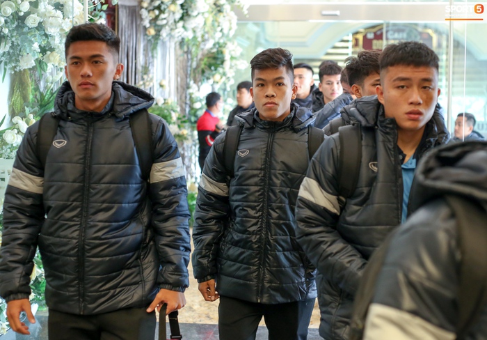 Tiền đạo tuyển Việt Nam tranh thủ mua quà quê trên đường đi thi đấu ở Quảng Ninh - Ảnh 7.
