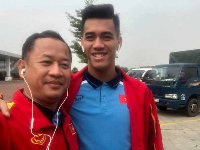 Tiền đạo tuyển Việt Nam tranh thủ mua quà quê trên đường đi thi đấu ở Quảng Ninh - Ảnh 1.