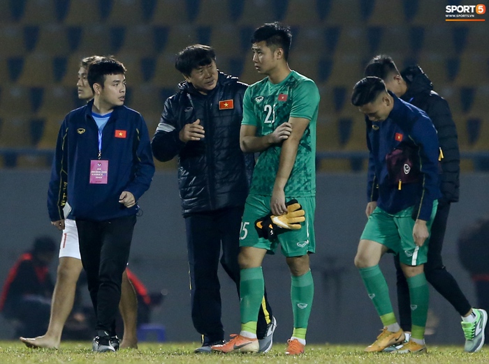 Tình huống lỗi khiến thủ môn U22 thua cược thầy Park, suýt hết cửa trở lại tuyển Việt Nam - Ảnh 7.